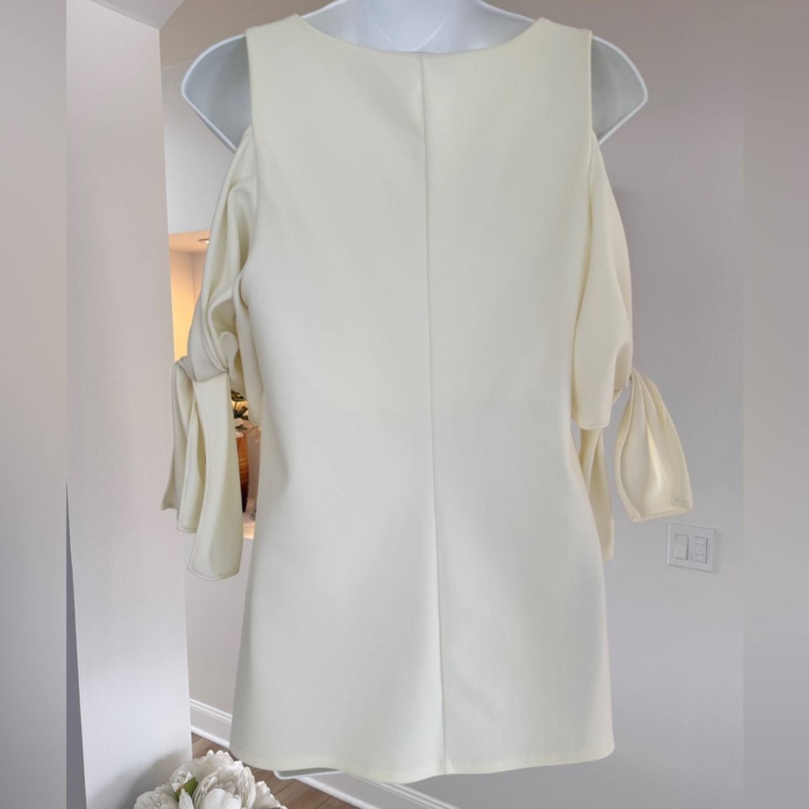 Boston Proper Ivory Cold Shoulder V-Neck 3/4 Sleeve Blouse, Medium, Like New — image 3 of 6